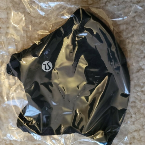 Lululemon Black Double Strap Face Mask (1 Pack) - Picture 3 of 3